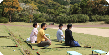 家族や仲間がゆったり座れる広々シート席